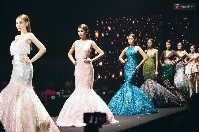 Phí Phương Anh & Chúng Huyền Thanh team Hà Hồ suýt té ngã trên sàn catwalk - Ảnh 14.