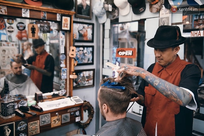 Khám phá tiệm cắt tóc chất chơi nhất Sài Gòn của những chàng barber xăm trổ đầy mình - Ảnh 4.