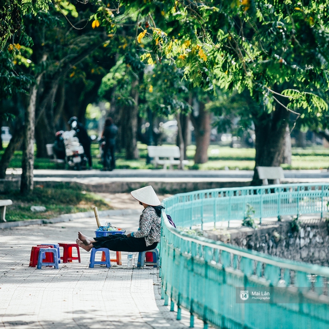 Trà đá vỉa hè Hà Nội: Thứ đồ uống rẻ tiền dễ mua, lại dễ khiến người ta quên đi bao lo toan vội vã - Ảnh 12.