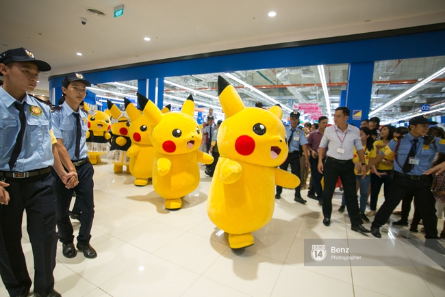 Clip: Chết ngất với binh đo&agrave;n Pikachu cực dễ thương vừa gh&eacute; S&agrave;i G&ograve;n ng&agrave;y h&ocirc;m nay - Ảnh 13.