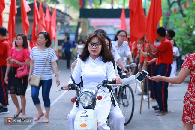 Học sinh Hà Nội và Sài Gòn cực hào hứng trong ngày khai giảng - Ảnh 2.