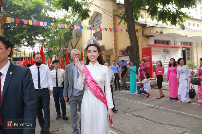 Hoa hậu Mỹ Linh xuất hiện rạng rỡ  tham dự lễ khai giảng tại trường Việt Đức - Ảnh 11.