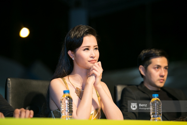 Đ&ocirc;ng Nhi vồ ếch vẫn gượng cười v&agrave; tiếp tục biểu diễn m&aacute;u lửa tr&ecirc;n s&acirc;n khấu - Ảnh 10.
