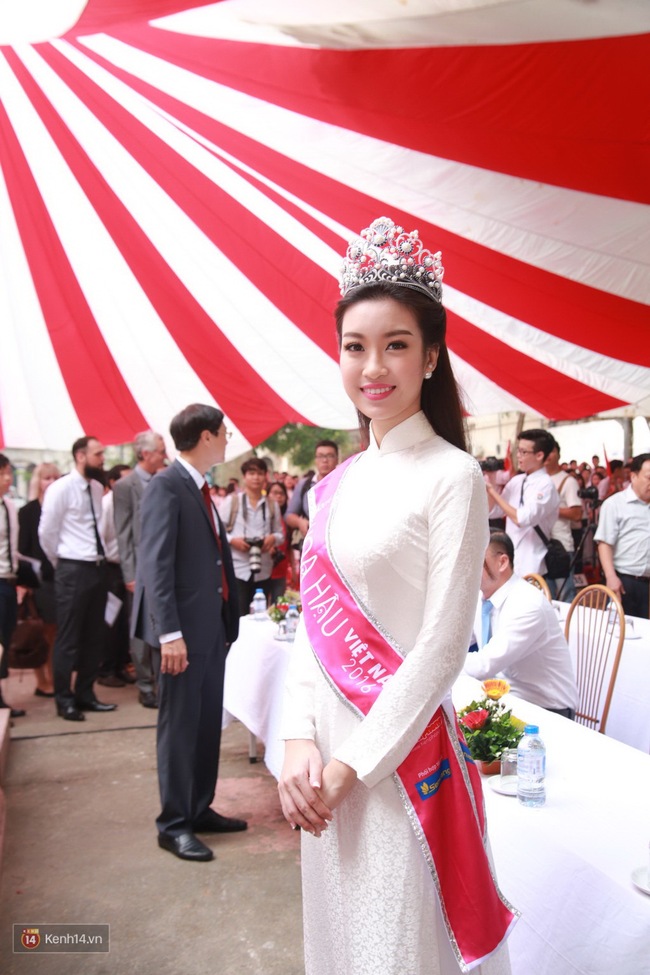 Hoa hậu Mỹ Linh xuất hiện rạng rỡ  tham dự lễ khai giảng tại trường Việt Đức - Ảnh 12.