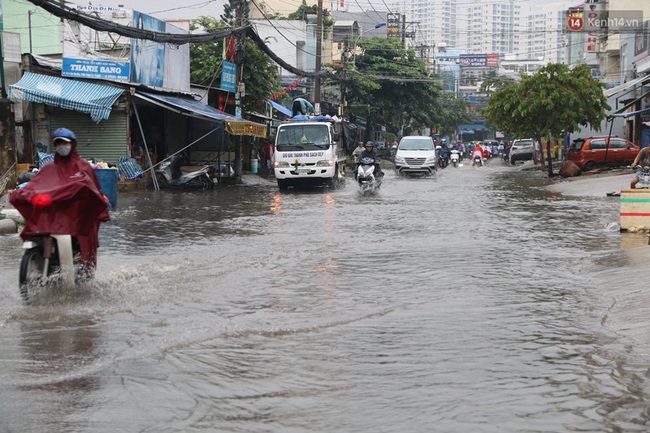 Sài Gòn mưa lớn sáng đầu tuần, người dân vật vã đến công sở vì kẹt xe khắp nơi - Ảnh 3.