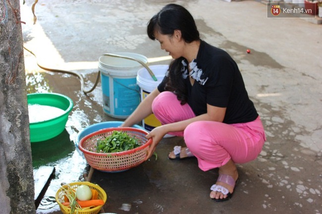 Hà Nội: Mất nước sạch hơn 2 tháng, hàng trăm người dân phải dùng nước giếng khoan hôi tanh - Ảnh 1.