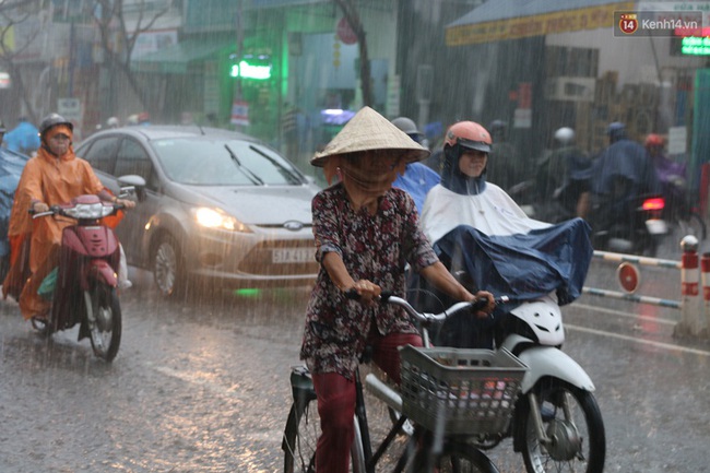 Sài Gòn mưa lớn sáng đầu tuần, người dân vật vã đến công sở vì kẹt xe khắp nơi - Ảnh 7.