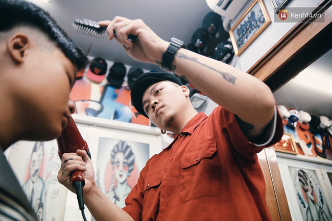 Khám phá tiệm cắt tóc chất chơi nhất Sài Gòn của những chàng barber xăm trổ đầy mình - Ảnh 14.