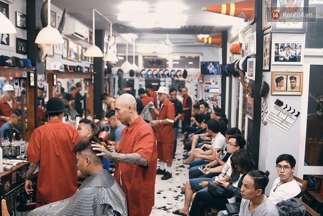 Khám phá tiệm cắt tóc chất chơi nhất Sài Gòn của những chàng barber xăm trổ đầy mình - Ảnh 12.