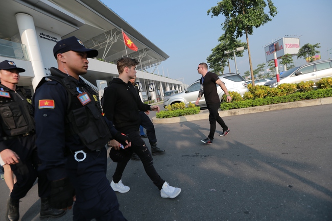 Martin Garrix đã có mặt tại sân bay Nội Bài, thân thiện ký tặng fan - Ảnh 7.