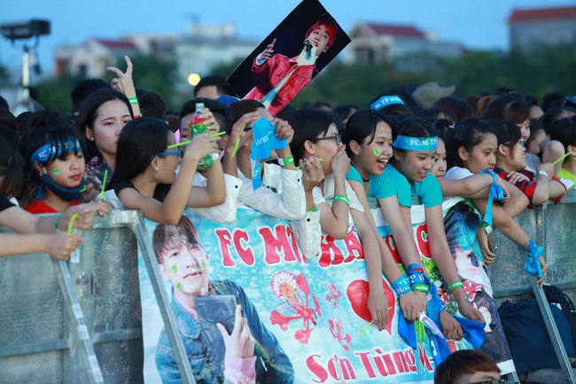 Sơn T&ugrave;ng nhoi hết cỡ khi l&agrave;m B-boy trước 15.000 fan Hải Ph&ograve;ng - Ảnh 2.