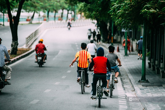 Hà Nội đẹp và yên bình quá trong một sáng ai cũng hân hoan: A, lạnh rồi! - Ảnh 16.