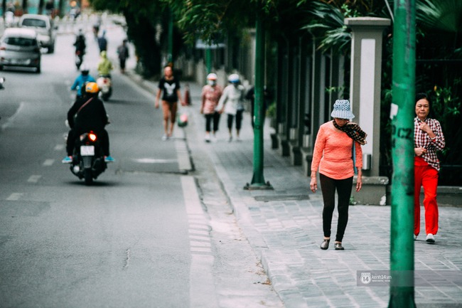 Hà Nội đẹp và yên bình quá trong một sáng ai cũng hân hoan: A, lạnh rồi! - Ảnh 17.