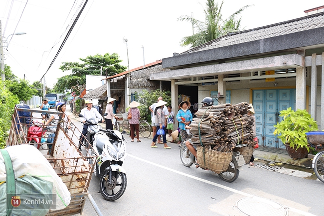 Người dân kéo nhau đến nhà gia đình trúng xổ số 92 tỷ để xin từ thiện - Ảnh 3.