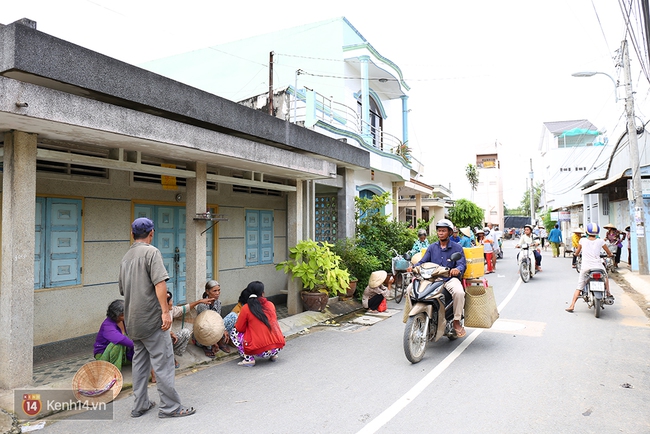 Người dân kéo nhau đến nhà gia đình trúng xổ số 92 tỷ để xin từ thiện - Ảnh 4.