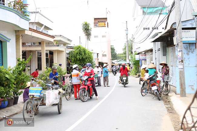 Người dân kéo nhau đến nhà gia đình trúng xổ số 92 tỷ để xin từ thiện - Ảnh 5.