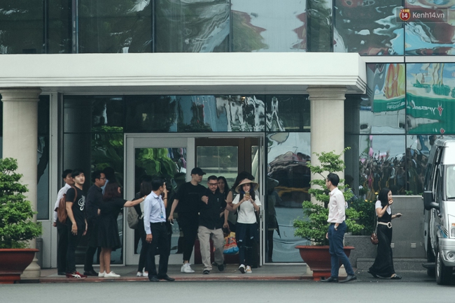 Hot: Dara (2NE1) khoe vẻ đẹp kh&ocirc;ng tuổi, tươi cười ch&agrave;o fan Việt khi cập bến s&acirc;n bay T&acirc;n Sơn Nhất - Ảnh 7.