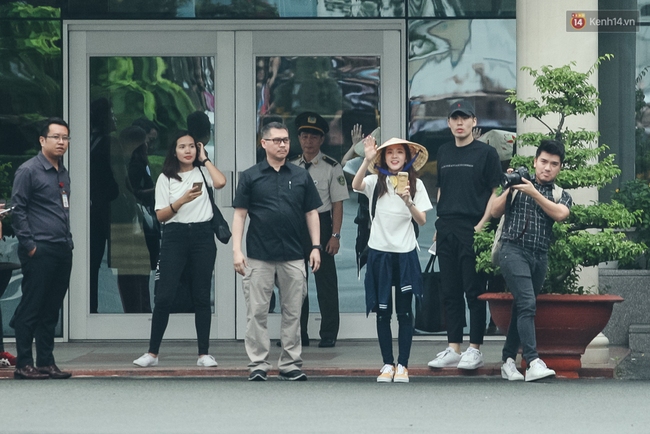 Hot: Dara (2NE1) khoe vẻ đẹp kh&ocirc;ng tuổi, tươi cười ch&agrave;o fan Việt khi cập bến s&acirc;n bay T&acirc;n Sơn Nhất - Ảnh 8.