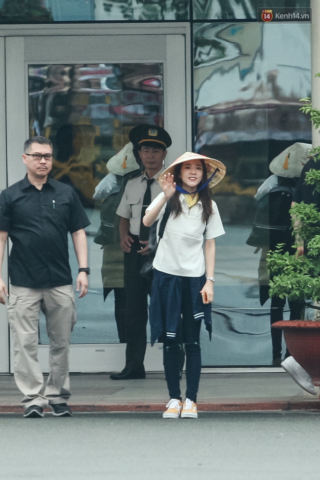 Hot: Dara (2NE1) khoe vẻ đẹp kh&ocirc;ng tuổi, tươi cười ch&agrave;o fan Việt khi cập bến s&acirc;n bay T&acirc;n Sơn Nhất - Ảnh 10.
