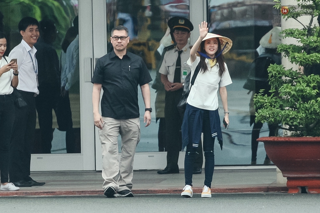 Hot: Dara (2NE1) khoe vẻ đẹp kh&ocirc;ng tuổi, tươi cười ch&agrave;o fan Việt khi cập bến s&acirc;n bay T&acirc;n Sơn Nhất - Ảnh 9.