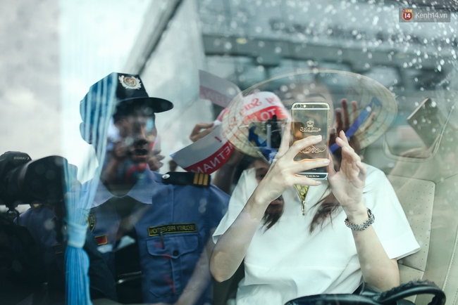 Hot: Dara (2NE1) khoe vẻ đẹp kh&ocirc;ng tuổi, tươi cười ch&agrave;o fan Việt khi cập bến s&acirc;n bay T&acirc;n Sơn Nhất - Ảnh 12.