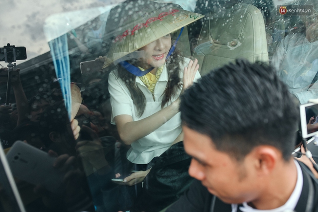 Hot: Dara (2NE1) khoe vẻ đẹp kh&ocirc;ng tuổi, tươi cười ch&agrave;o fan Việt khi cập bến s&acirc;n bay T&acirc;n Sơn Nhất - Ảnh 17.