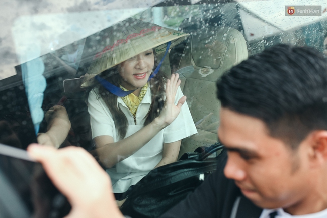 Hot: Dara (2NE1) khoe vẻ đẹp kh&ocirc;ng tuổi, tươi cười ch&agrave;o fan Việt khi cập bến s&acirc;n bay T&acirc;n Sơn Nhất - Ảnh 16.