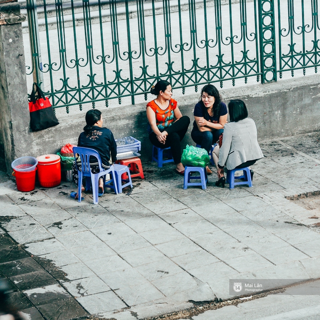 Trà đá vỉa hè Hà Nội: Thứ đồ uống rẻ tiền dễ mua, lại dễ khiến người ta quên đi bao lo toan vội vã - Ảnh 5.