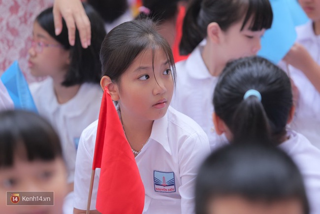 Học sinh H&agrave; Nội v&agrave; S&agrave;i G&ograve;n cực h&agrave;o hứng trong ng&agrave;y khai giảng - Ảnh 19.