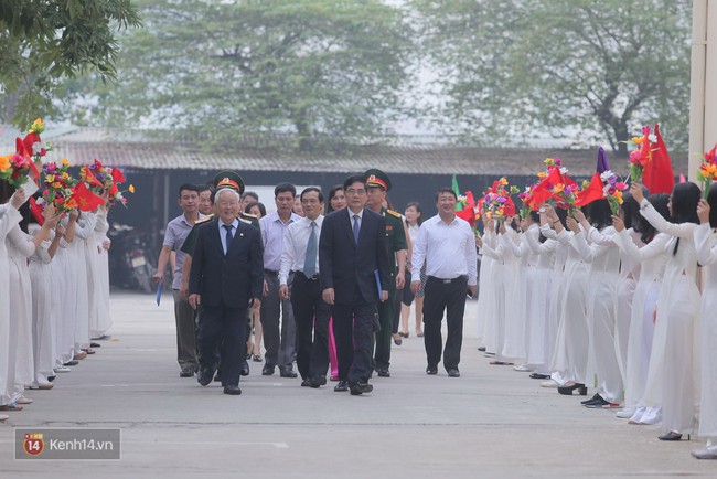 Học sinh H&agrave; Nội v&agrave; S&agrave;i G&ograve;n cực h&agrave;o hứng trong ng&agrave;y khai giảng - Ảnh 20.