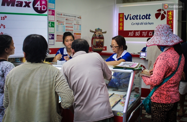 Người mua vé số tăng đột biến, các đại lý Vietlott ở Sài Gòn đã bán giá thấp hơn quy định - Ảnh 3.