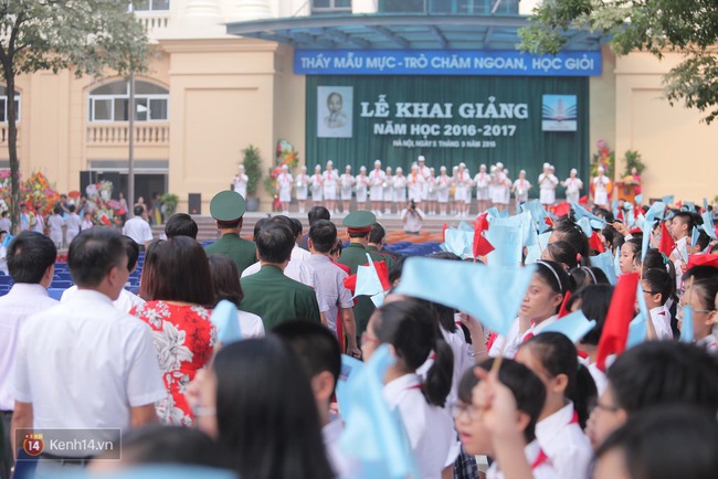 Học sinh H&agrave; Nội v&agrave; S&agrave;i G&ograve;n cực h&agrave;o hứng trong ng&agrave;y khai giảng - Ảnh 22.