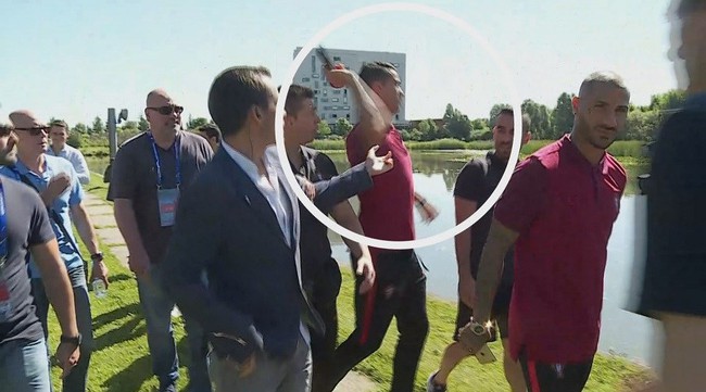 Ronaldo thẳng tay n&eacute;m micro của ph&oacute;ng vi&ecirc;n xuống hồ - Ảnh 1.