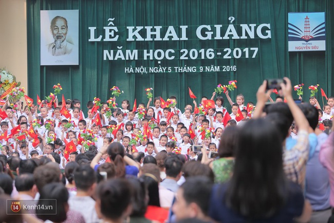 Học sinh H&agrave; Nội v&agrave; S&agrave;i G&ograve;n cực h&agrave;o hứng trong ng&agrave;y khai giảng - Ảnh 23.