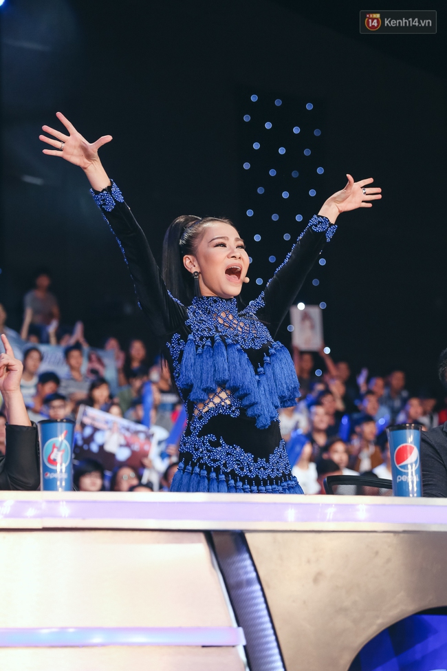 Chung kết Vietnam Idol: Thu Minh xông lên sân khấu đọ giọng với Janice - Ảnh 7.