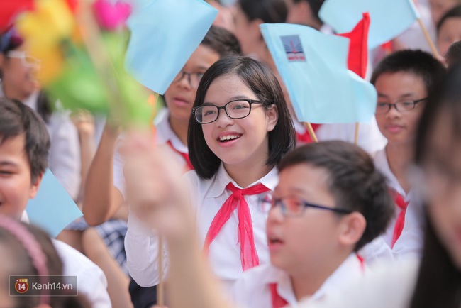 Học sinh H&agrave; Nội v&agrave; S&agrave;i G&ograve;n cực h&agrave;o hứng trong ng&agrave;y khai giảng - Ảnh 24.