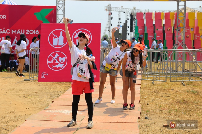 Quá vui, quá sôi động với hàng nghìn bạn trẻ tại đường chạy La Vie Color Me Run - Ảnh 1.