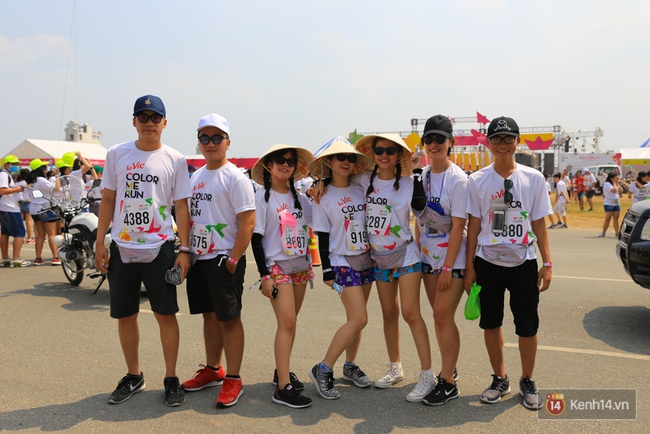 Qu&aacute; vui, qu&aacute; s&ocirc;i động với h&agrave;ng ngh&igrave;n bạn trẻ tại đường chạy La Vie Color Me Run - Ảnh 2.