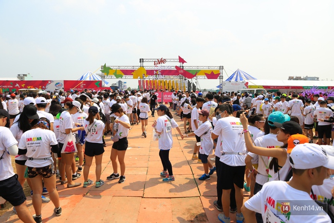 Qu&aacute; vui, qu&aacute; s&ocirc;i động với h&agrave;ng ngh&igrave;n bạn trẻ tại đường chạy La Vie Color Me Run - Ảnh 3.
