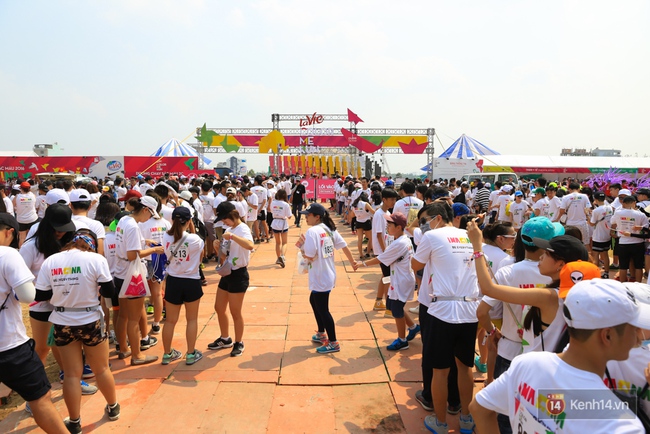 Quá vui, quá sôi động với hàng nghìn bạn trẻ tại đường chạy La Vie Color Me Run - Ảnh 3.