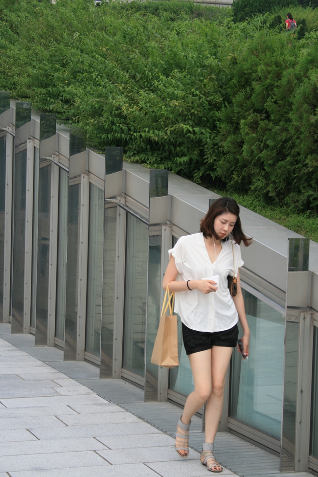 Ai cũng phải xao xuyến khi nh&igrave;n cảnh c&aacute;c nữ sinh trường nữ Ewha chụp ảnh tốt nghiệp - Ảnh 27.