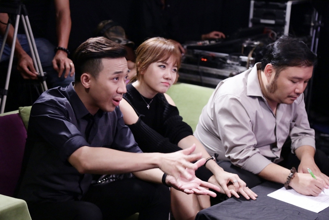 Hari Won - Trấn Thành cùng làm giám khảo gameshow bắt chước nghệ sĩ - Ảnh 1.