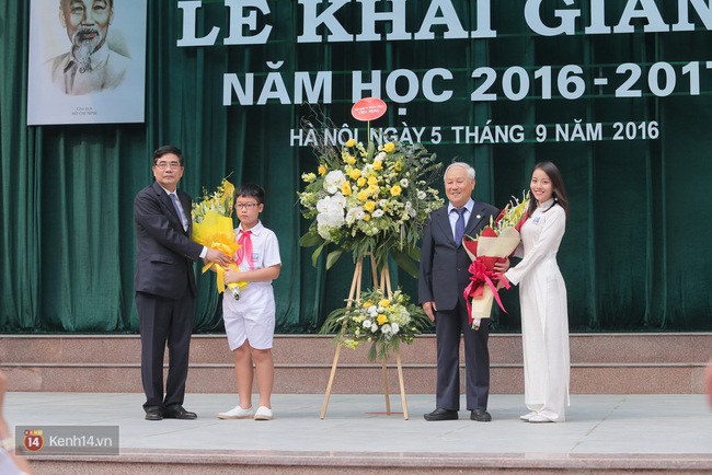 Học sinh H&agrave; Nội v&agrave; S&agrave;i G&ograve;n cực h&agrave;o hứng trong ng&agrave;y khai giảng - Ảnh 27.