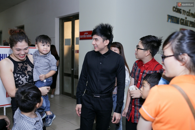 Noo Phước Thịnh tươi r&oacute;i, tự tin l&agrave;m HLV b&ecirc;n c&aacute;c d&agrave;n sao gạo cội - Ảnh 9.