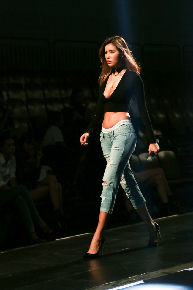 Minh Tú diện quần tụt lộ hẳn underwear, chỉ đạo Phí Phương Anh tập catwalk - Ảnh 5. Minh Tú diện quần tụt lộ hẳn underwear, chỉ đạo Phí Phương Anh tập catwalk - Ảnh 5.