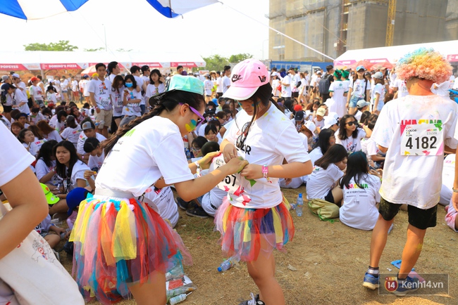 Quá vui, quá sôi động với hàng nghìn bạn trẻ tại đường chạy La Vie Color Me Run - Ảnh 12.