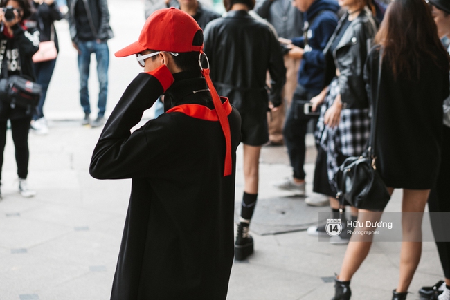 Street style ngày 2 Vietnam International Fashion Week: Giới trẻ Hà Nội bắt đầu bung lụa hơn ngày đầu - Ảnh 32.