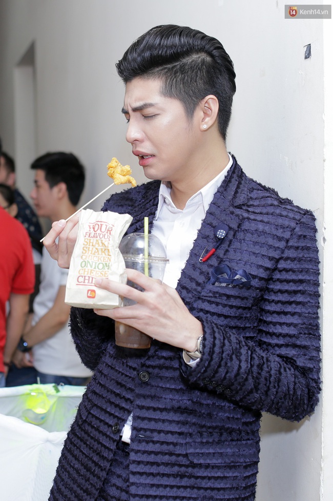 Noo Phước Thịnh tươi r&oacute;i, tự tin l&agrave;m HLV b&ecirc;n c&aacute;c d&agrave;n sao gạo cội - Ảnh 5.
