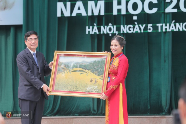 Học sinh H&agrave; Nội v&agrave; S&agrave;i G&ograve;n cực h&agrave;o hứng trong ng&agrave;y khai giảng - Ảnh 29.