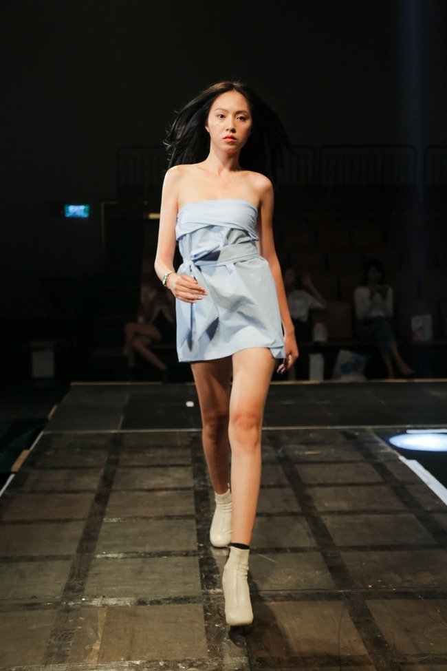 Minh Tú diện quần tụt lộ hẳn underwear, chỉ đạo Phí Phương Anh tập catwalk - Ảnh 12. Minh Tú diện quần tụt lộ hẳn underwear, chỉ đạo Phí Phương Anh tập catwalk - Ảnh 12.